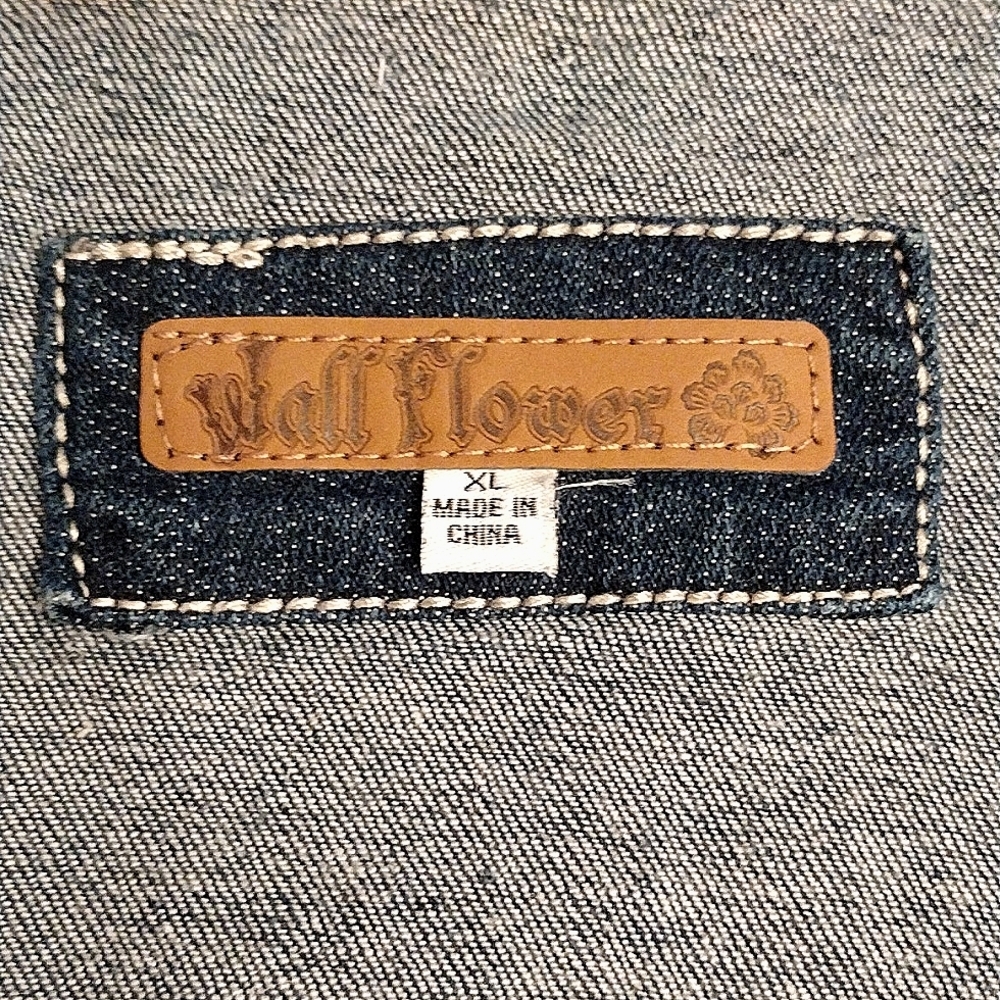 Wallflower Juniors Size XL Distressed Denim Vest, Dark wash denim blue - Picture 3 of 7